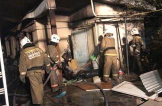 Пожарные Шымкента вытащили из горящего дома четыре баллона с газом