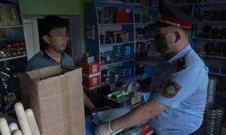 Продавец обслуживал покупатей без маски в Туркестане