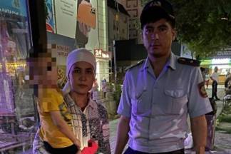 Пропавшего двухлетнего ребенка за 20 минут вернули домой полицейские Шымкента