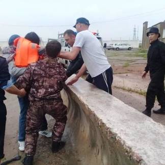 В Шардаре полицейские из Шымкента спасли девушку, прыгнувшую со скалы