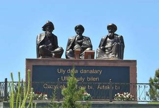 В Туркестанской области установили памятник Толе би, Казыбек би и Айтике би