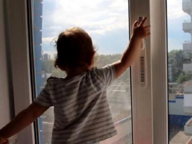 Впала в кому: Пятилетняя девочка выпала из окна в Шымкенте