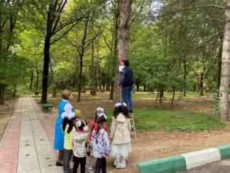 Ребята из детского сада Шымкента подарили скворечники дендпопарку