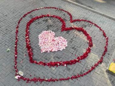 Романтик из Шымкента ежедневно признается в любви лепестками роз