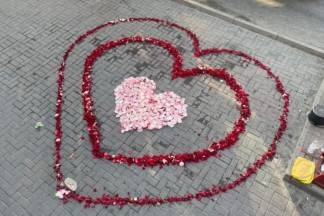Романтик из Шымкента ежедневно признается в любви лепестками роз