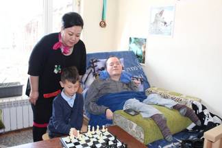 Парализованный талгарец открыл шахматную школу