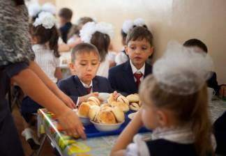 Школьники Шымкента смогут экономить на обедах