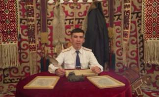 Шымкентский полицейский продолжил эстафету «чтения стихов Абая»