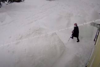 Снег с крыши многоэтажки повалил пенсионерку в ВКО