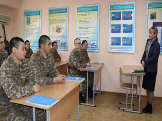 Солдатским матерям показали армейский быт в Шымкенте
