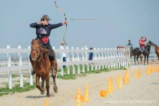 Спортсмены по конной стрельбе из лука тренируются в Шымкенте