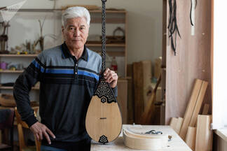 Жолаушы Турдугулов – один из самых известных мастеров в республике по изготовлению струнных народных инструментов