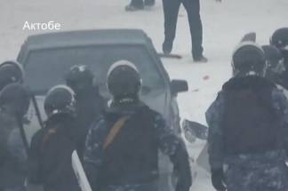 Трагический январь: житель Актобе протаранил живое оцепление из полицейских
