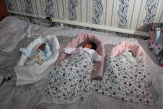 Сразу трое малышей — два мальчика и девочка — пополнили семью Мухитдиновых в селе Карамурт Сайрамского района