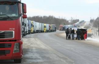 В правительстве решают, как вызволить из Украины застрявшие грузовики