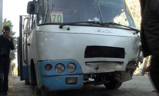 В Шымкенте пассажирский автобус столкнулся с легковым автомобилем: 8 пострадавших