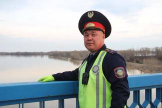 В Павлодаре полицейский вернул заблудившуюся школьницу домой