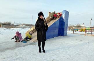 В Северном Казахстане жительница села построила для детей горку