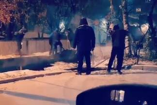 В Талдыкоргане асфальтировали улицу во время снегопада