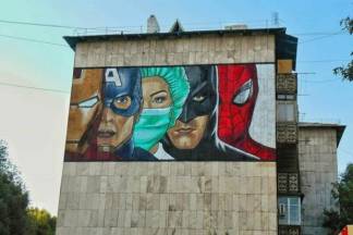 Врача в образе супергероя изобразили на одном из жилых домов в Талдыкоргане