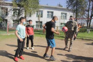 В Шымкенте военнослужащие посетили детский дом