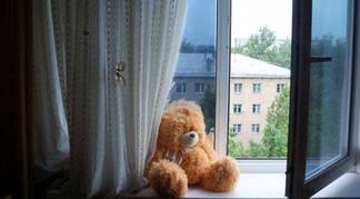 В Шымкенте выпал из окна квартиры, расположенной на восьмом этаже, трехлетний ребенок